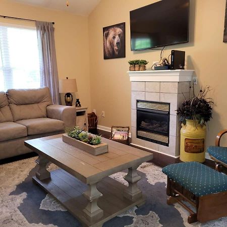 Cozy Pigeon Forge Home W Hot Tub Near River ภายนอก รูปภาพ