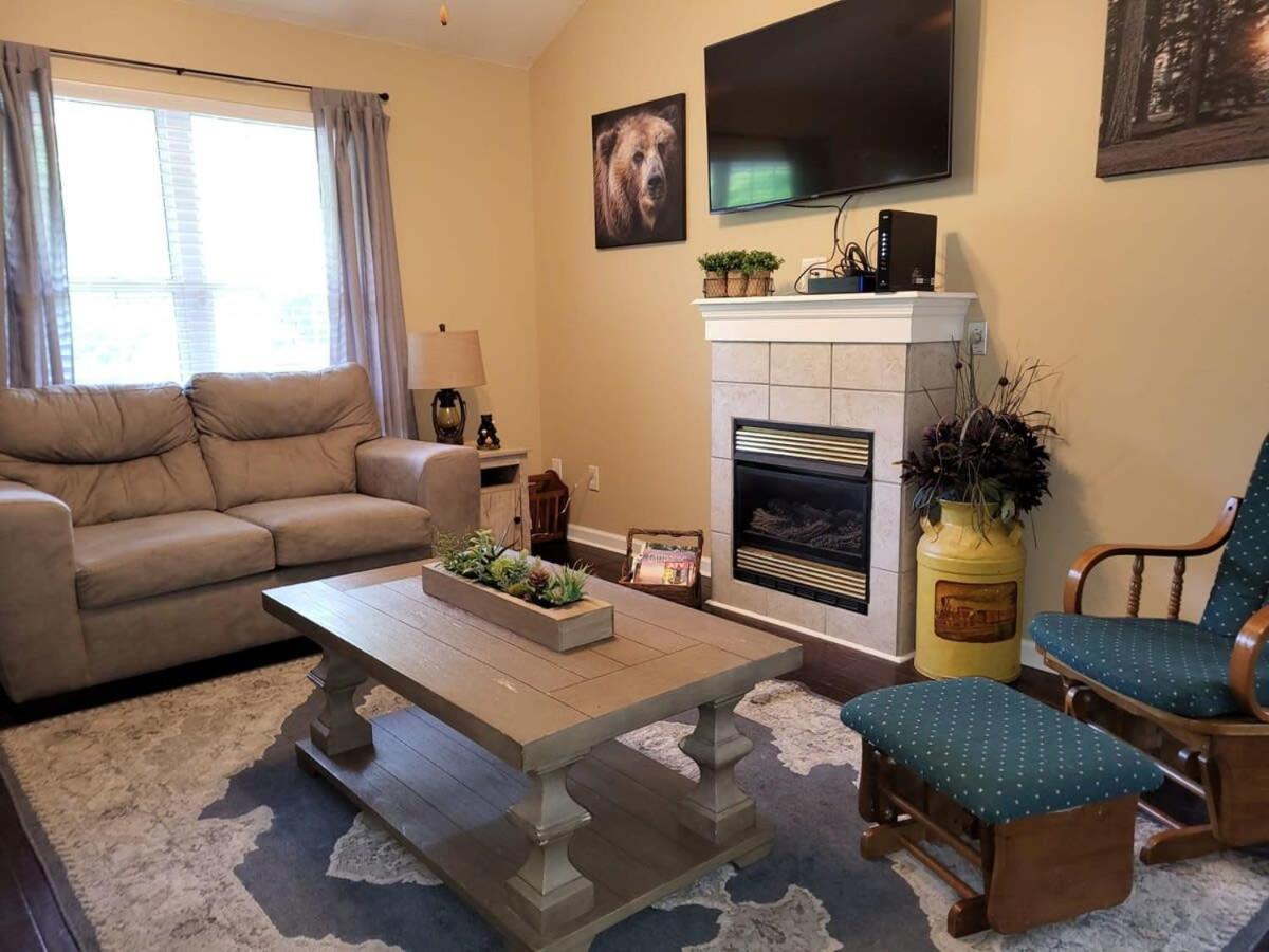Cozy Pigeon Forge Home W Hot Tub Near River ภายนอก รูปภาพ